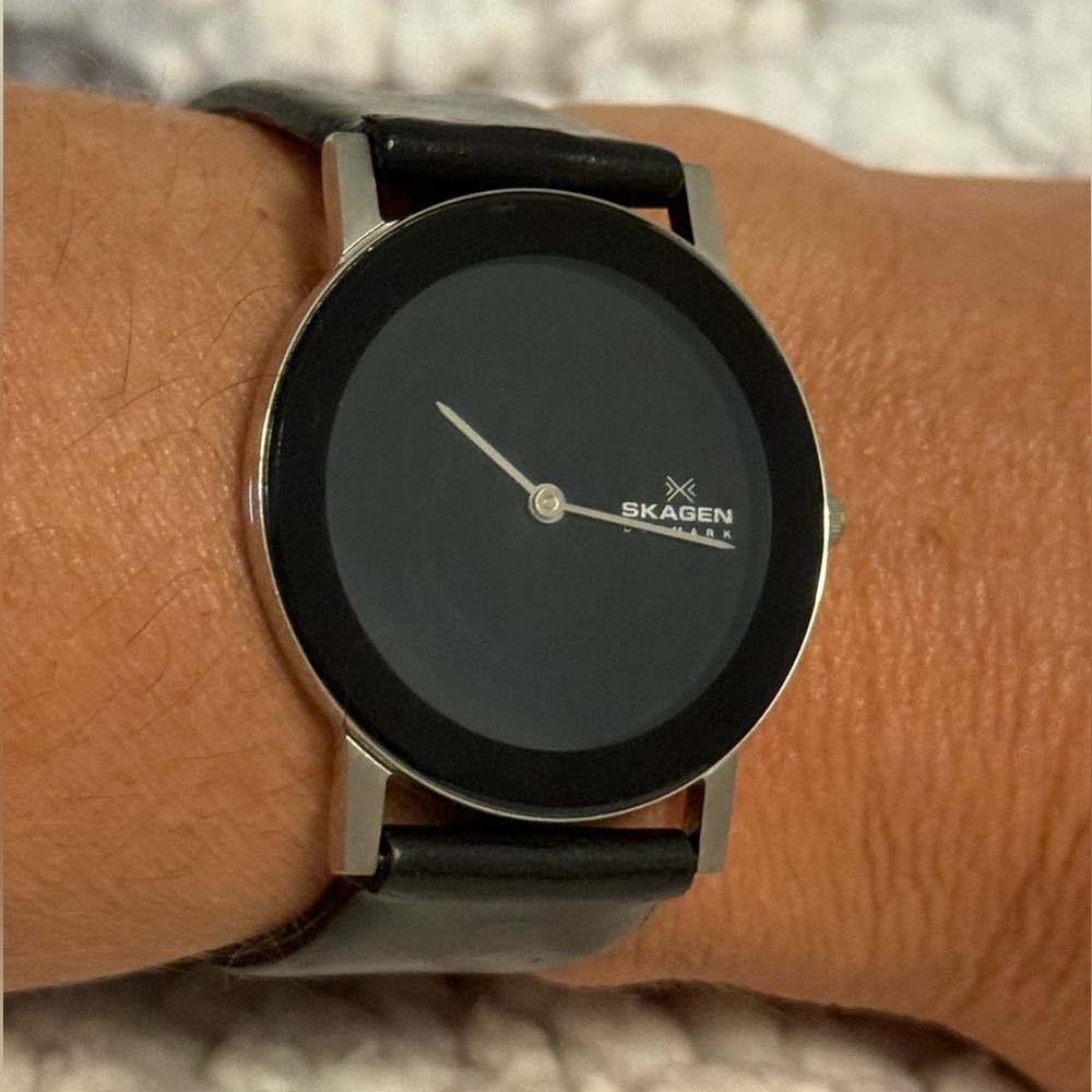 Vintage New Skagen Denmark Unisex Sleek Black Leather Band Watch